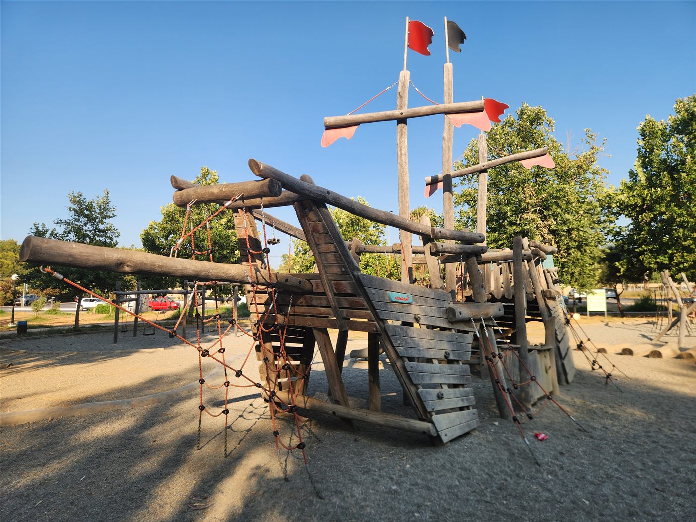 Aire de jeux en bois pour enfants dans le parc