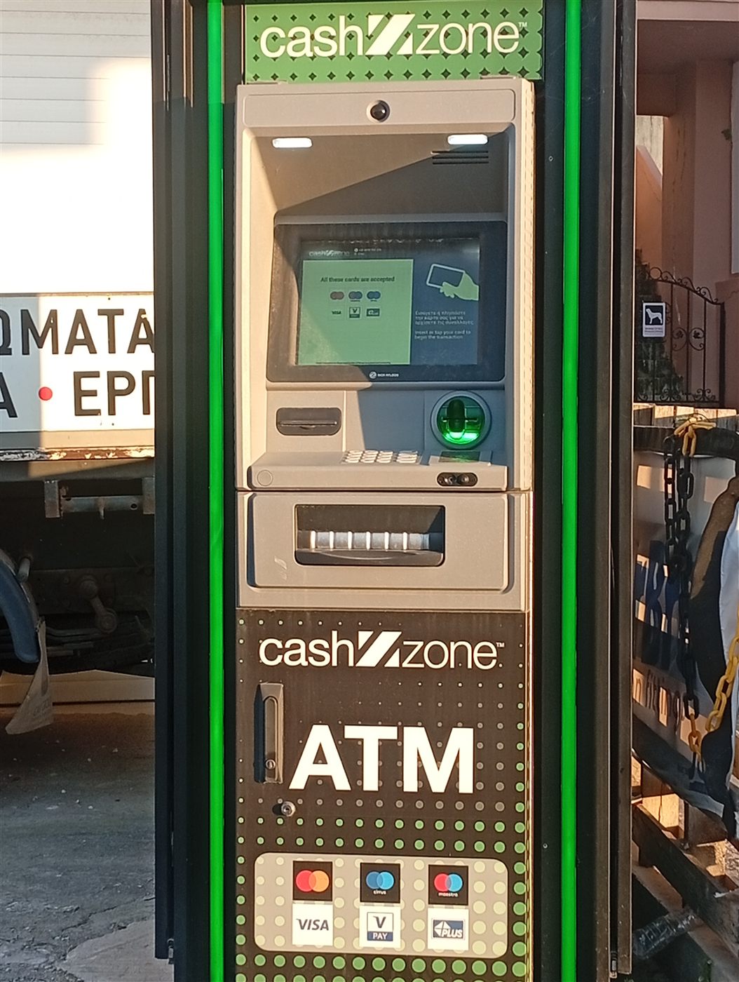 Distributeur automatique CashZone en pleine rue à Chania