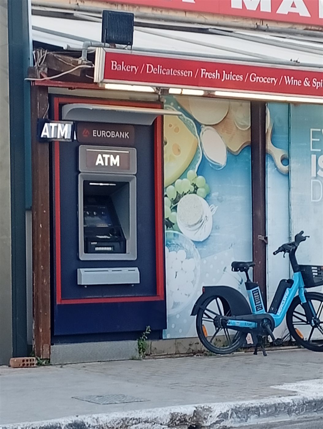 Distributeur automatique Eurobank en centre-ville de Chania