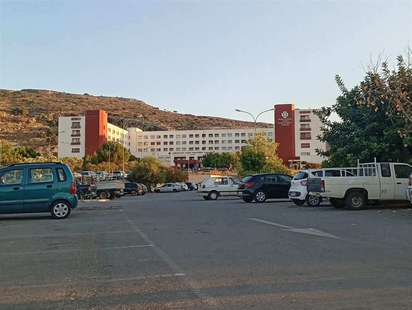Bâtiment principal de l'hôpital général de Chania avec son parking