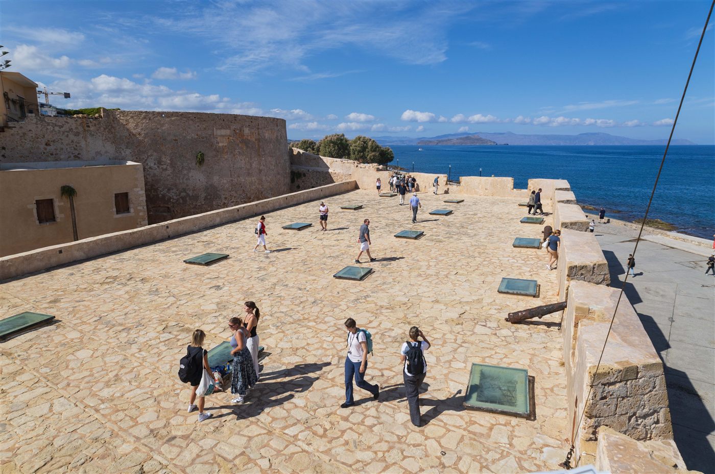 Terrasse de la forteresse de Firka avec vue sur la mer