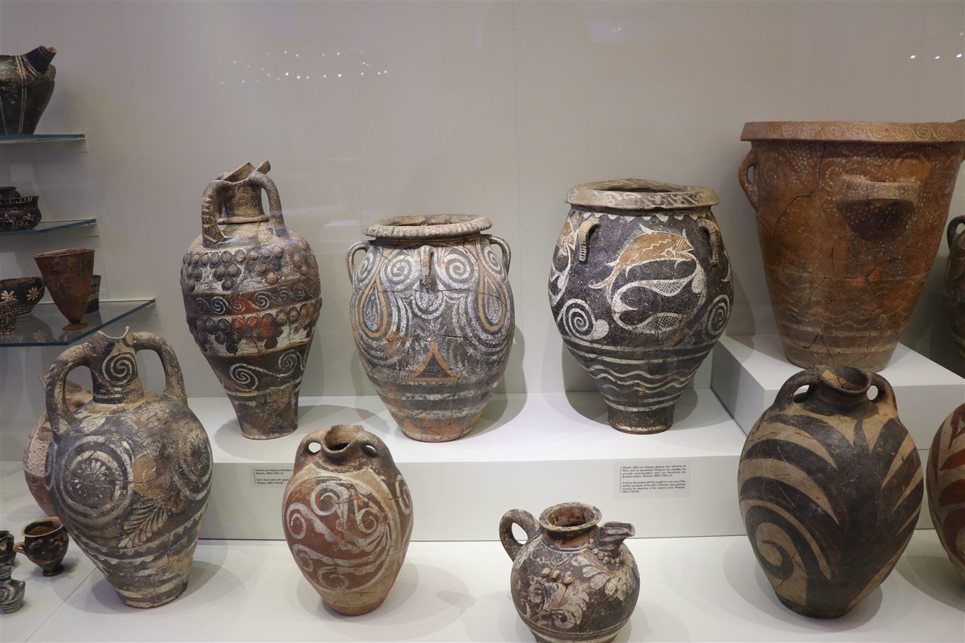 Vitrine de poteries minoennes exposées au musée archéologique de Chania
